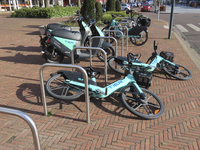 902184 Afbeelding van omgewaaide elektrische deelfietsen van de Duitse firma 'Tier', op het Torenplein te Vleuten ...